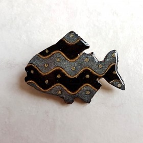 Broche artisanale poisson noir et argent bois très léger peint à la main au couleurs profondes aspect émail pièce unique