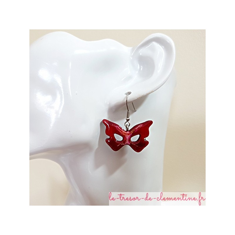 Paire de boucle d'oreille fantaisie pour femme masque forme papillon rouge, blanc avec léger pailleté, bijou artisanal d'art