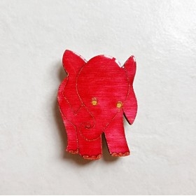 Magnet de collection éléphant rose cadeau utile qui fera toujours plaisir, en bois, couleurs profondes aspect émail.