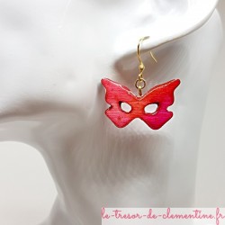 Boucle d'oreille femme masque papillon rose et léger pailleté