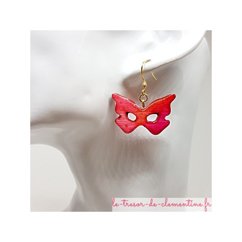 Boucle d'oreille femme masque papillon rose et léger pailleté
