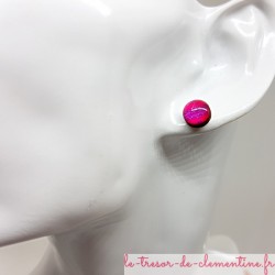 Puce ou bouton d'oreille rose et violet pailleté 8 mm aspect émail