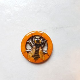 Broche fantaisie abeille cerclée ton miel et doré décor fait main