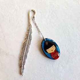 Marque page poupée japonaise bleu et rouge pailleté et plume argentée cadeau utile