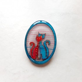 Broche artisanale un couple de chats amoureux bleu et rose scintillant
