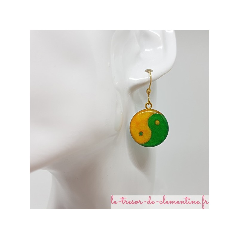 Petite boucle d'oreille pendante ronde Yin Yang vert et jaune