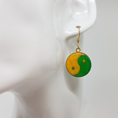 Petite boucle d'oreille pendante ronde Yin Yang vert et jaune