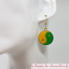 Petite boucle d'oreille pendante ronde Yin Yang vert et jaune