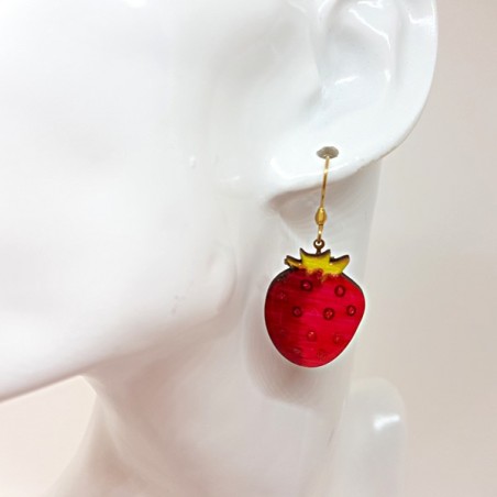 Boucle d'oreille femme pendantes en forme de Fraise vert et rose fabrication artisanale fait main