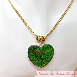 Collier femme pendentif forme coeur décor baroque à volutes vert et or fait main