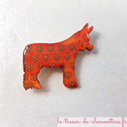 Broche artisanale représentant un âne Baudet du Poitou orange fait main