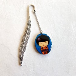 Marque page poupée japonaise KOKESHI bleu et orange pailleté et plume argentée