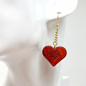Pendants d'oreille coeur et triskèle rouge et or sur chaîne bijou pour femme