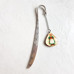 Marque-page avec Bécassine sur un support couleur argent, véritable bijou de livre ou de bureau décor