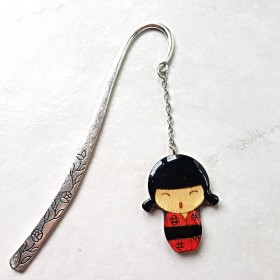Marque page poupée japonaise KOKESHI noir et rouge pailleté et décor métal argent cadeau utile