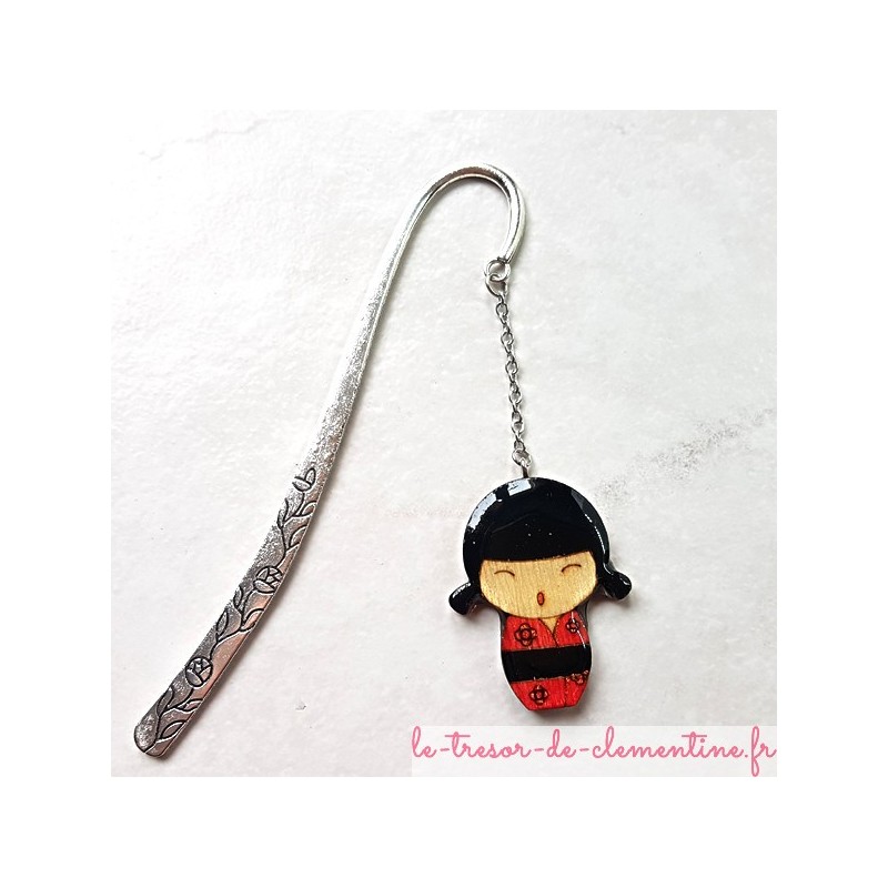 Marque page poupée japonaise KOKESHI noir et rouge pailleté et décor métal argent cadeau utile