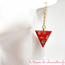 Boucles d'oreilles pendantes rose fushia et pailleté or forme triangle sur chaîne dorée acier inoxydable