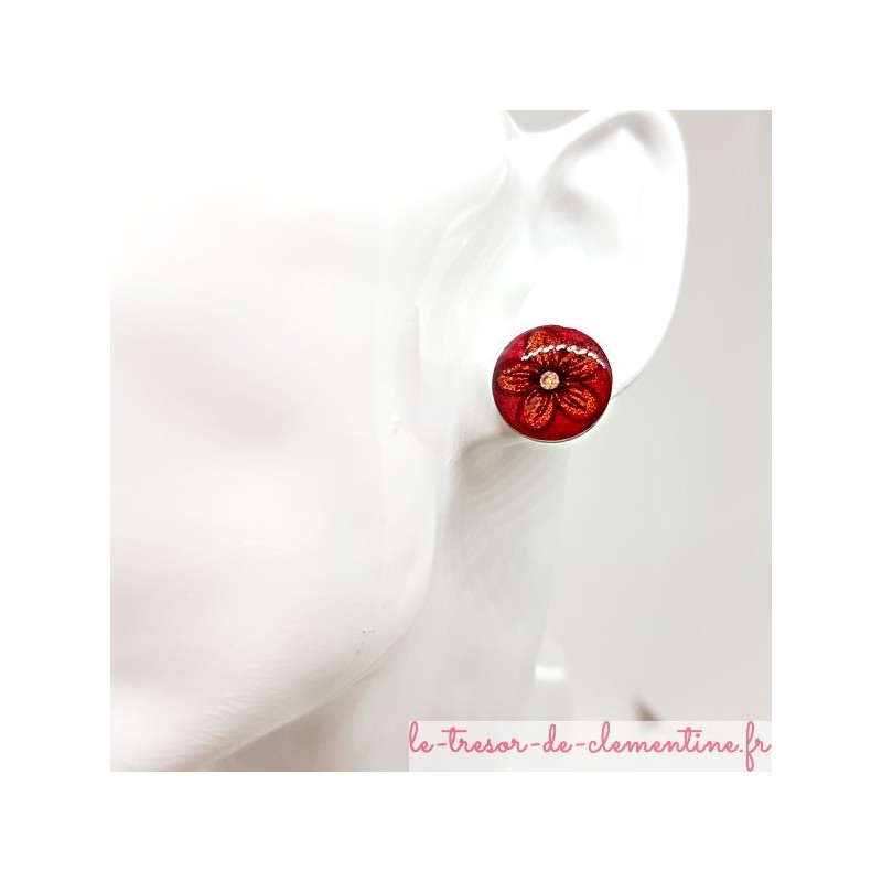 Boucle d'oreille en bouton d'oreille ou puce décor de fleur tons rouge et pailleté fait main très légère
