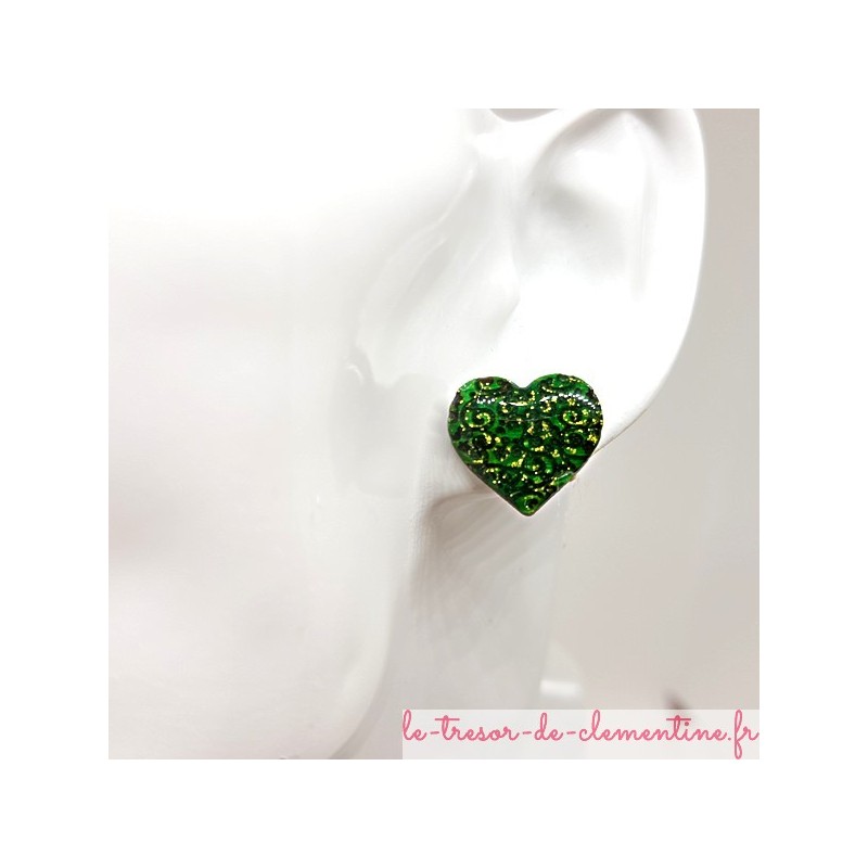 Boucle d'oreille, bouton d'oreille ou puce décor de coeur baroque vert et or pailleté fait main