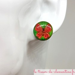 Puce ou bouton d'oreille femme ronde décor papillon vert et rouge, très légère, sur acier inoxydable évite les allergies 15 mm
