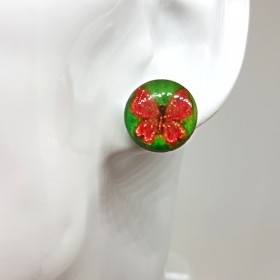 Puce ou bouton d'oreille femme ronde décor papillon vert et rouge, très légère, sur acier inoxydable évite les allergies 15 mm