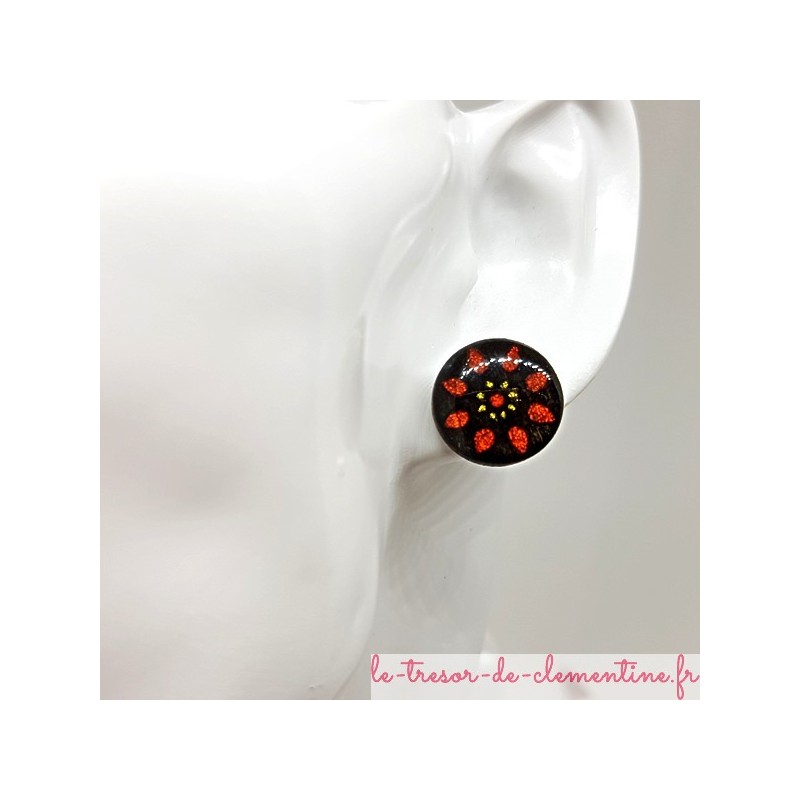 Bouton ou puce d'oreille fantaisie femme ronde décor soleil noir rouge et or, diamètre 15 mm personnalisable sur demande