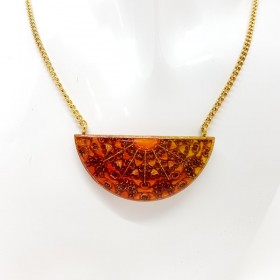Collier femme pendentif fantaisie style Inca orange ton feu et or fait main, monté sur chaîne inox (évite allergies)