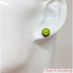 Puce ou bouton d'oreille délicate fantaisie vert et doré scintillant prix doux décor à la main couleurs profondes aspect émail