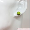 Puce ou bouton d'oreille délicate fantaisie vert et doré scintillant prix doux décor à la main couleurs profondes aspect émail
