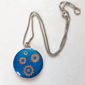 Collier artisanal femme rouage tons turquoise réversible monture argent originale en acier inoxydable face 1