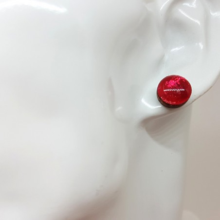 Bouton ou puce d'oreille rouge nacré effet irisé 10 mm fait main