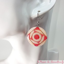 Boucle d'oreille fantaisie décor graphique rose et blanc sur monture argentée face 2