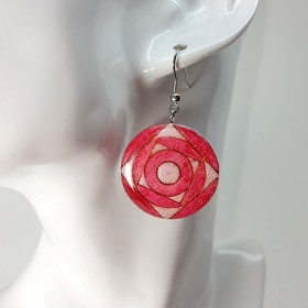 Boucle d'oreille fantaisie décor graphique rose et blanc sur monture argentée face 1