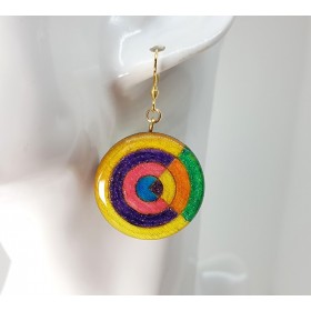 Boucle d'oreille fantaisie décor graphique multicolore sur monture dorée face 1