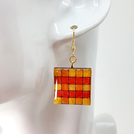 Boucle d'oreille artisanale pendante femme damier orange à ton feu biface, légère et confortable à porter
face 1