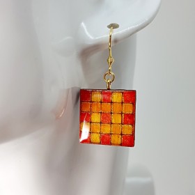 Boucle d'oreille artisanale pendante femme damier orange à ton feu biface, légère et confortable à porter
face 2 monture dor'ée