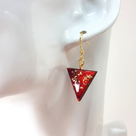 paire de boucles d'oreilles rose rouge carmen et pailleté or forme triangle
