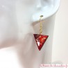 paire de boucles d'oreilles rose rouge carmen et pailleté or forme triangle