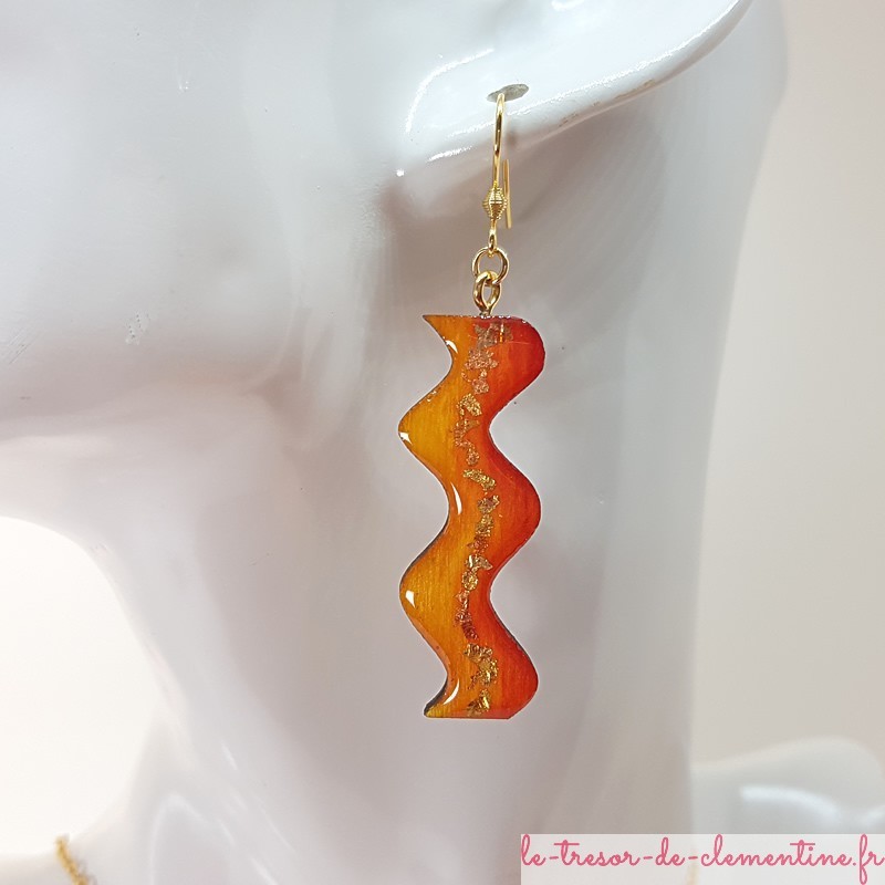 Boucle d'oreille pendante, forme fluide et dansante couleur orange à feu et pailleté or