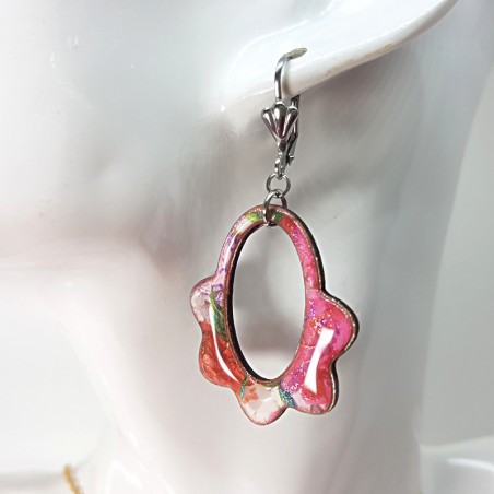 Paire de boucle d'oreille pendante sur dormeuse fleurs aux tons rose et pastel, fait main par créateur d'art