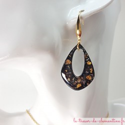 Boucle d'oreille pendante noire à doré, très chic, ovale, oblongue, pailleté or