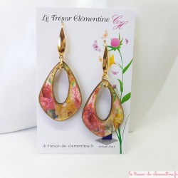 Boucle d'oreille pendante décor de fleurs très tendre, modèle très chic, ovale, oblongue, monture dorée décor fait main