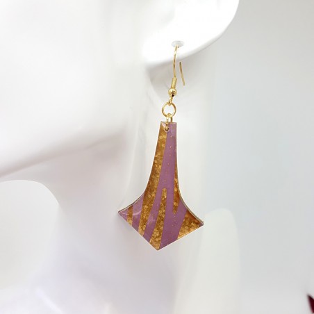 Boucle d'oreille pendante de forme élancée, couleur mauve et dorée monture dorée fait main