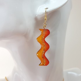 Boucle d'oreille pendante, forme fluide et dansante couleur orange à feu et pailleté or