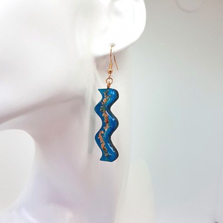 Boucle d'oreille fantaisie, forme fluide et dansante turquoise et pailleté or