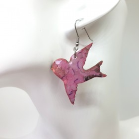 Boucles d'oreilles femme pendantes avec oiseau dans un décor de nuances rose et argent fait main