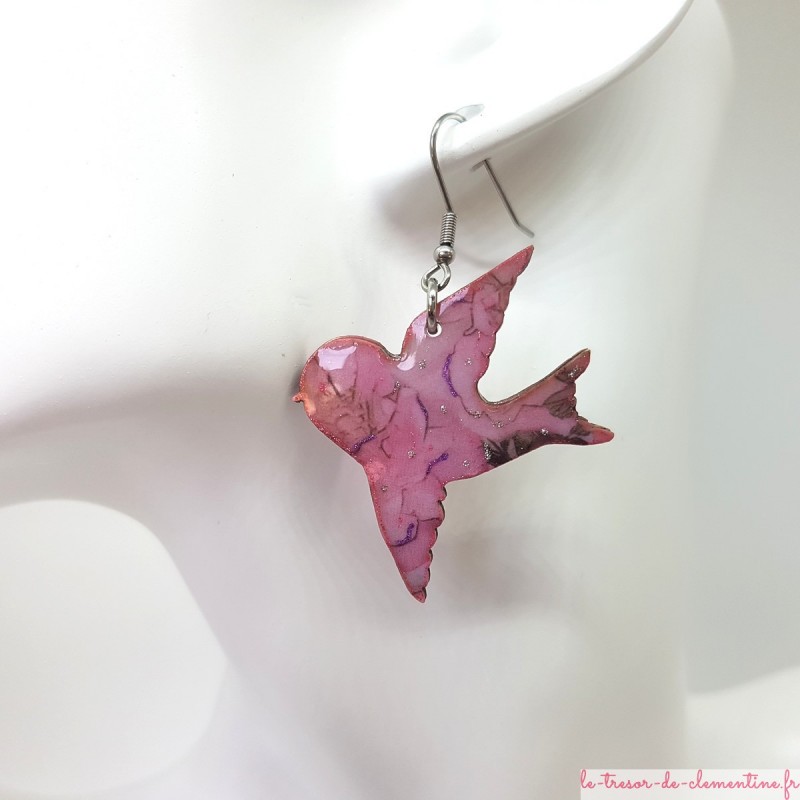 Boucles d'oreilles femme pendantes avec oiseau dans un décor de nuances rose et argent fait main