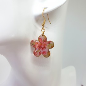 Paire de boucle d'oreille artisanale en forme de fleur, tons très tendre : rose vert, doré,  monture dorée en upclycling