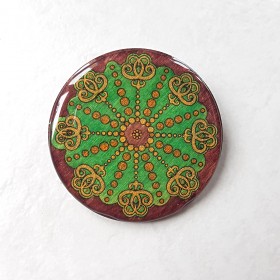 Broche médiévale artisanale de brun vert et doré mélé, très originale et légère, fait main