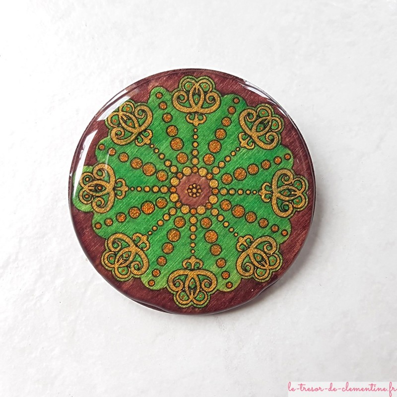 Broche médiévale artisanale de brun vert et doré mélé, très originale et légère, fait main